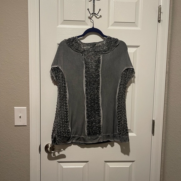 Pol gray v-neck lacy short sleeve top. Size Small - Picture 2 of 5